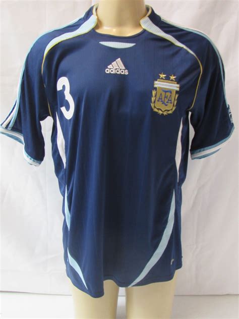 Isso aconteceu na copa de 1958 quando tiveram que vestir camisas do ifk malmö. Camisa De Futebol Seleção Argentina adidas 2006 #3 Sorin ...