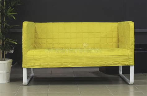 Marktplaats biedt alles voor de inrichting van je huis. Kleine bank stock foto. Afbeelding bestaande uit geel ...