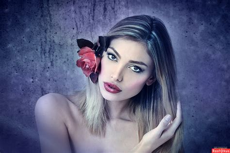 Фото Девушка блондинка с бутоном розы на голове