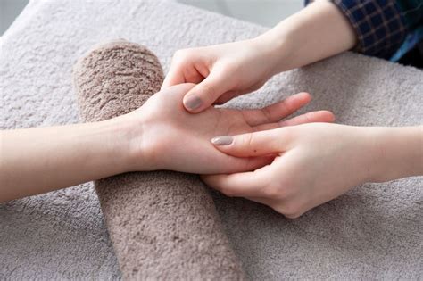 4 Hand Massage Benefits And 5 Types Of Massager