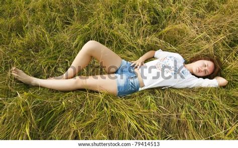 Barefoot Sexy Girl White Lying Meadow Foto Stock 79414513 Shutterstock