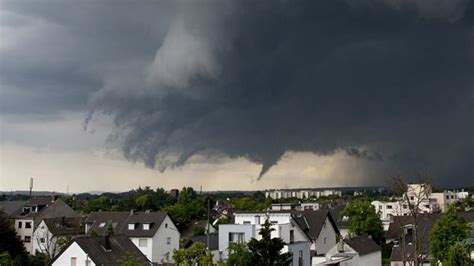 Der noch hochsommerliche dienstag endet gebietsweise mit schweren gewittern. Schwere Unwetter in Österreich: Tornado in der Nähe von ...