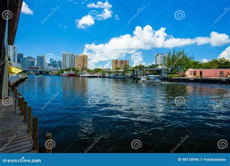 Miami River Cityscape Editorial Image Image Of Blue 98118995