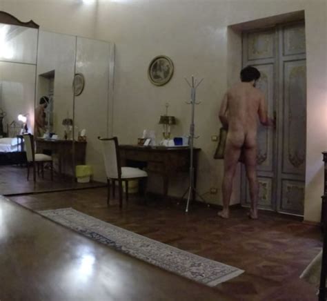 Nudo Durante Lo Scherzo De Le Iene Video E Foto Bitchyx