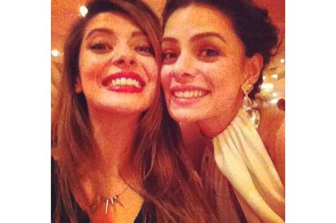 Başarılı oyuncu, yeni dizi aşk yeniden de zeynep karakteri ile rol alan ve eti browni. Özge Özpirinçci ve Engin Altan Düzyatan Nişanlandı-Nişan ...