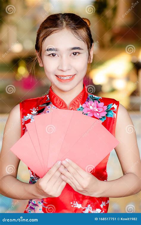 Happy Chinese New Yearasian Girls Showing Red Envelopes For Chinese