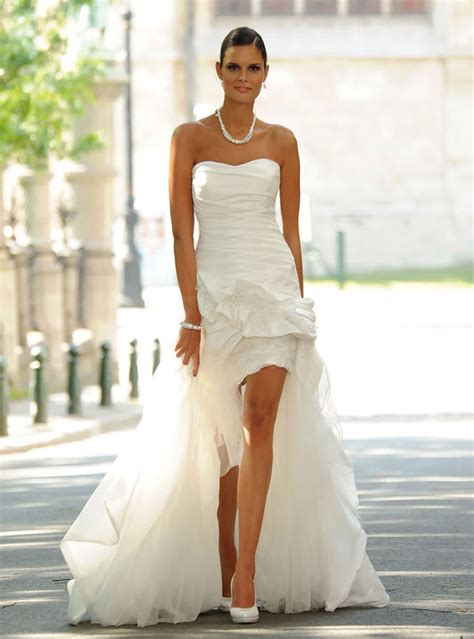 Facile il vous suffit de prendre court devant et long derrière ! Robe de mariée courte devant longue derrière | La mode du ...