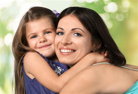 Feliz Madre E Hija Abrazándose Foto Premium