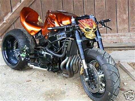 Sedangkan untuk spakbor depan merupakan kolaborasi dari dua buah tunggangan kawasaki yakni zx130 dan ninja dengan membelahnya dan digunakan satu sisinya saja, dimana untuk bagian bawah belakang. Variations Motorcycle: Modifikasi Extrem Honda CBR 900 CC The Night Rider