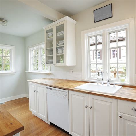 A white tile backsplash provides contrast to the blue cabinet color. Kitchen Paint Colors With Pine Cabinets / 10 Ways To Redo Kitchen Cabinets Without Replacing ...