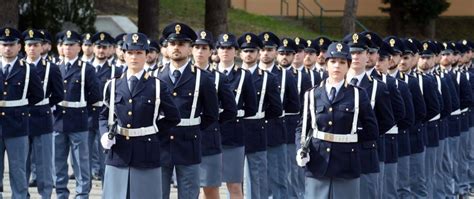 Se stai leggendo questa guida significa che stai pensando di entrare a far parte della polizia di stato diventando poliziotto. Domani al PalaChiarbola, il giuramento dei nuovi Allievi ...
