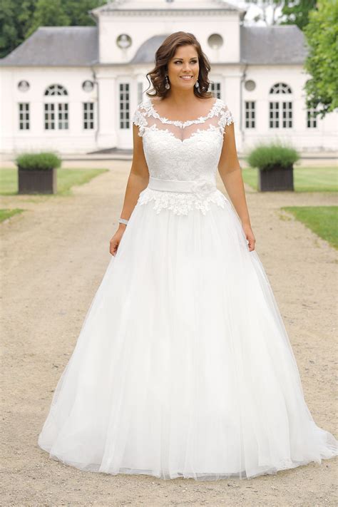 Finde dein plussize brautkleid bei uns! LS318107 - Ladybird Bruidsmode PlusSize | Hochzeit ...