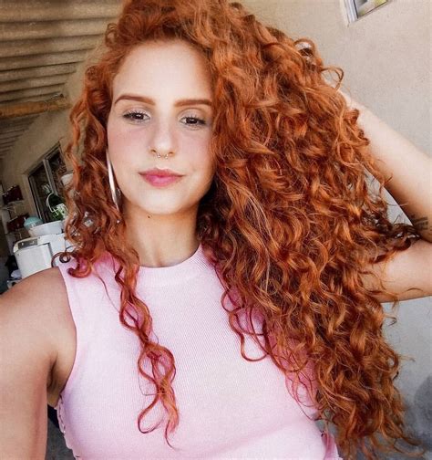 Choose the hairstyle that will bring your mane to the whole new level. Bellos rostros y otras cosas. | Red curly hair, Curly hair ...