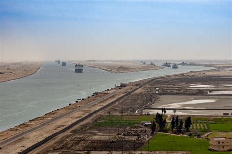 Nun wurde das schiff wieder in einen schwimmenden zustand gebracht. Riesiges Container-Schiff blockiert Suezkanal - stockt der ...
