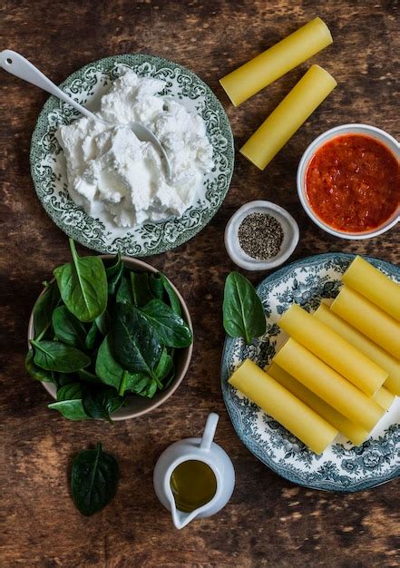 Ingredientes para cozinhar macarrão canelone fresco com espinafre e