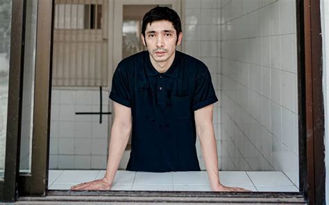 Aktor gundala itu punya gaya andalan dengan sneakers yang kece maksimal. Pengaruh Film, Abimana Aryasatya Dapat Ejekan Ini Dari ...