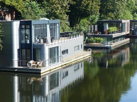 Ein haus mitten auf dem see. Hausboote Eilbekkanal | Hausboot wohnen, Schwimmende ...