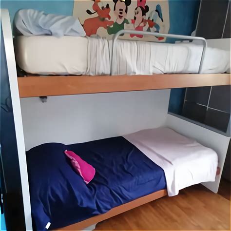 Vendo un letto a castello di colore bianco in ottime condizioni, provvisto di una scaletta per accedere alla parte superiore e di un palo in legno che rende perfettamente sicuro il letto in alto. Letto Castello usato in Italia | vedi tutte i 71 prezzi!