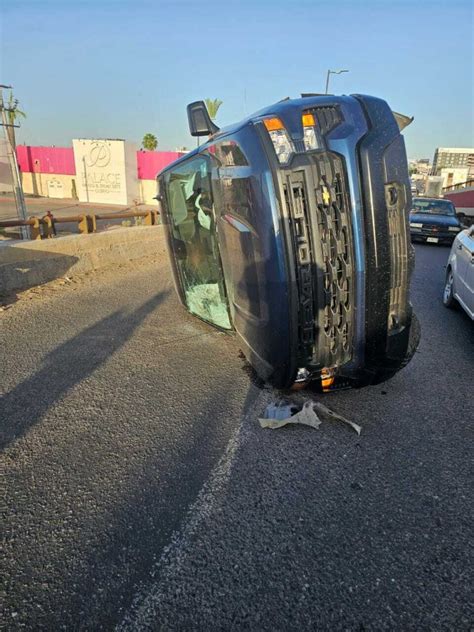 Por intentar cambiar de carril vuelca vehículo en puente del bulevar