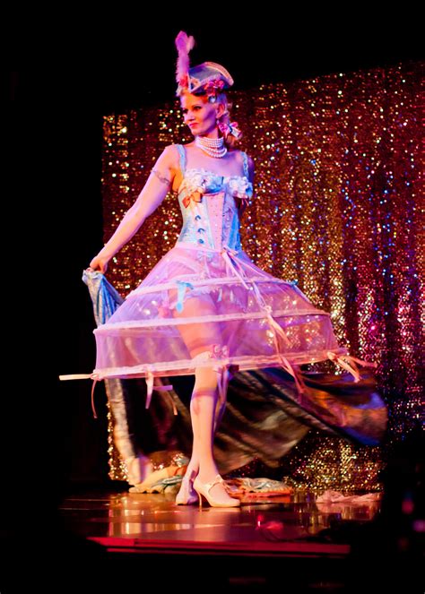 Burlesque Show Tänzerin Aus München Buchen Rose Rainbow Burlesque