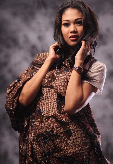 Inovasi model baju batik wanita pun kini semakin modern dan beragam. Sekar Jagad Coklat Kain Batik Tulis Madura BTM-62