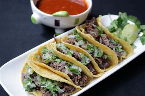 La comida asada tiene un sabor único y delicioso, además de esas hermosas marcas negras que le deja la parrilla. ingredientes para barbacoa de res