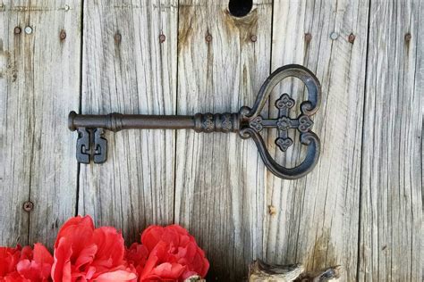 Diy flower and flower vase decoration idea with jute rope | home decor jute flower showpiece design. Skeleton key key decor decorative wall key cast iron key