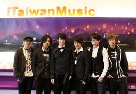 入陣曲, 傷心的人別聽慢歌 (貫徹快樂) shāngxīn de rén bié tīng màn gē (guànchè kuàilè), 突然好想你, 愛情的模樣, 離開地球表面, 转眼, 疯狂世界 Famous Taiwanese band Mayday Wu Yue Tian 乾杯 Gan Bei Cheers ...