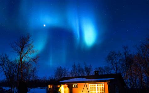 Nl52 Aurora Canada House Night Winter Mountain Sky Blue Wallpaper