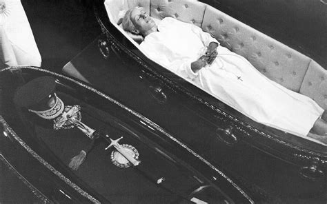 Ask anything you want to about eva perón®: Evita-Kult in Argentinien: Die Entführung einer Leiche ...