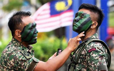 Tentera darat malaysia markas tentera darat, sekretariat tentera darat, wisma pertahanan, jalan padang tembak, 50634 kuala lumpur. Tentera tolak dakwaan pinggir adat dan budaya dalam acara ...