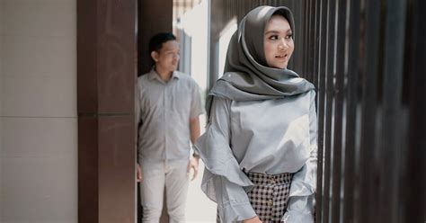 Apa gunanya berbicara, jika hati tak sekata, andainya masih ada cinta, dengarkanlah. Jangan Tanya Kenapa Aku Diam, Kadang Aku Diam Sebab Dah ...