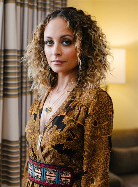 When it comes to the red carpet hairstyles flaunted by our favourite celebrities, the popularity of retro waves or vintage curls can't be ignored. This Is How Nicole Richie Gets Ready For The Red Carpet ...