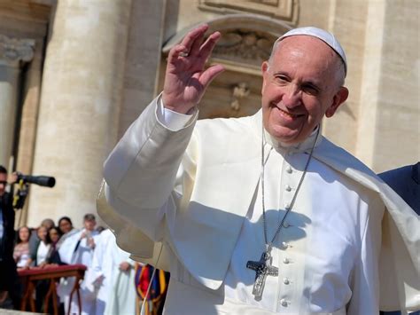 Święty franciszek z asyżu (jan bernardone) urodził się w 1181 lub w 1182 roku w rodzinie piotra i joanny (zwanej franciszek rezygnuje z poszukiwania sławy rycerskiej i rozpoczyna drogę duchową. Franciszek: Chrześcijanin nie jest lepszym człowiekiem od innych - Więź