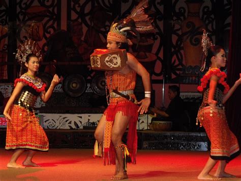 Budaya tradisional mencakupi amalan dan cara hidup pelbagai kaum di negara kita. WARISAN BUDAYA MALAYSIA: WARISAN-WARISAN BUDAYA MALAYSIA