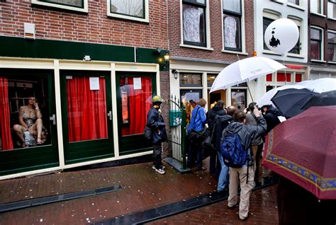 Amsterdam Maakt Eind Aan Rondleidingen Op De Wallen Trouw