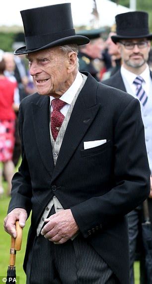 The Queen And Prince Philip Host A Holyrood Garden Party Daily Mail Online