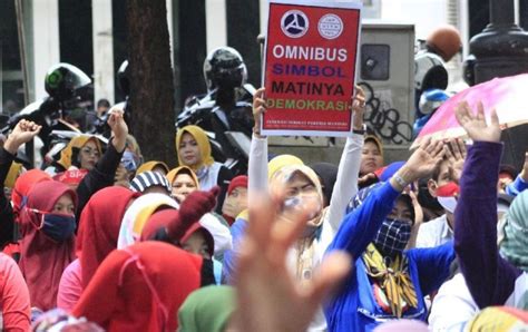 Tolak Pengesahan Uu Cipta Kerja Buruh Gelar Aksi Serentak Di Seluruh Indonesia