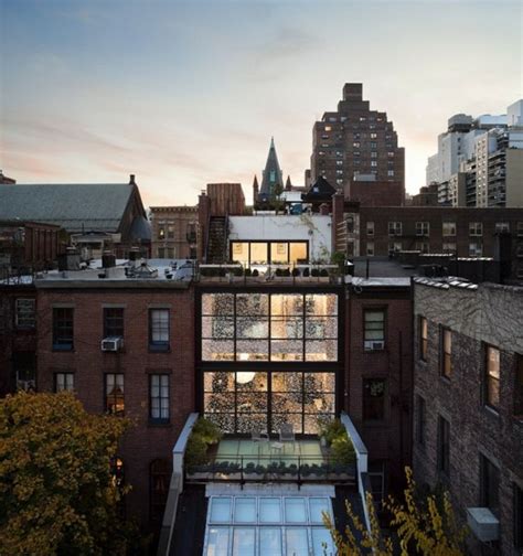 Answering questions about living arrangements. Moderne Stadt Wohnung in New York mit luxuriösem Interieur
