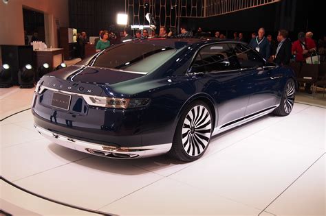 Designed by samuel aguiar, simon defoort, romain bourbon and alexandre cepisul. Lincoln Continental Concept Video, First Look » AutoGuide ...
