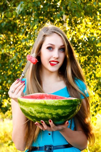 Premium Photo Beautiful Blonde Woman Eating A Watermelon Outdoors