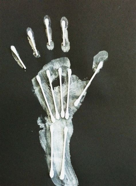 Q Tip Handprint Skeleton Activité Manuelle Halloween Préscolaire