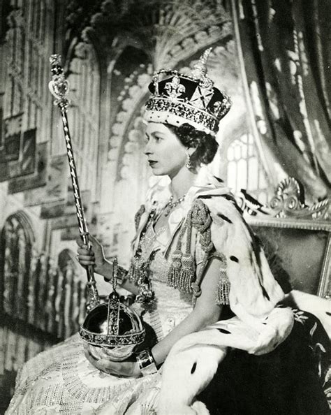 Queen elizabeth ii was crowned as queen at the age of 25 and today when we think of queen elizabeth alexandra mary (her full name), the image that comes to our mind is of dignity &authority. Elisabetta II da record. Sua la reggenza più longeva ...