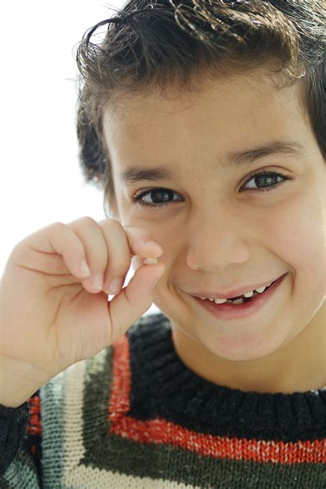 Check out these tips to avoid pain! Pull out a loose tooth painlessly with an easy tips. # ...