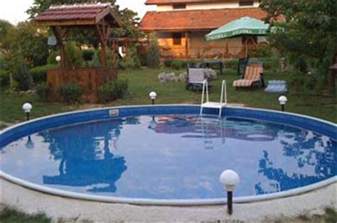 Craquez pour ce kit piscine bois hors sol rectangulaire 620x420x131 cm ! Piscine hors sol acier AZURO DE LUXE