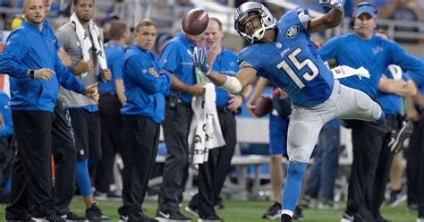 Watch Golden Tate Catches Deep Ball Jukes Out Two Defenders For Huge Gain Cbs Detroit