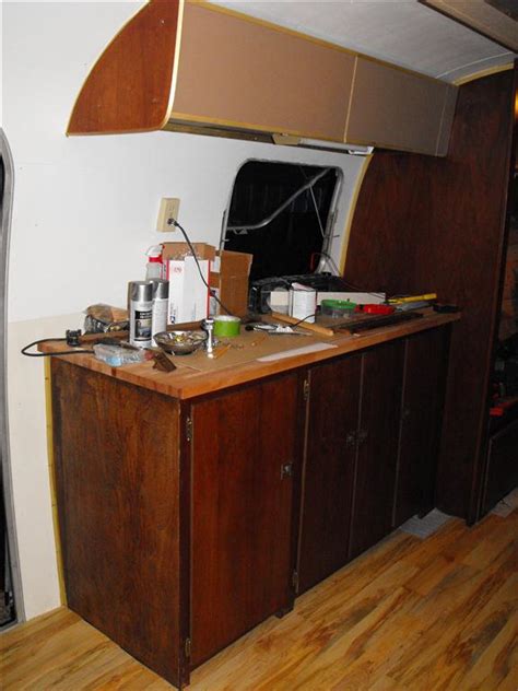 Also sind wir einmal airlich: 1969 Airstream Sovereign: More on the floor and cabinet doors