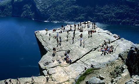 Für die kanzel oder wörtlich der predigtstuhl) ist eine natürliche felsplattform (felskanzel) in ryfylke in der norwegischen provinz (fylke) rogaland und eine touristische attraktion mit weitem blick über den lysefjord und angrenzende berge. Preikestolen (Pulpit Rock) - Norway - World for Travel