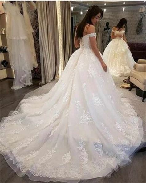 Tüll ist zart und durchsichtig, es kreiert einem hauch von romantik. Schöne Brautkleider Prinzessin Online | Hochzeitskleider ...