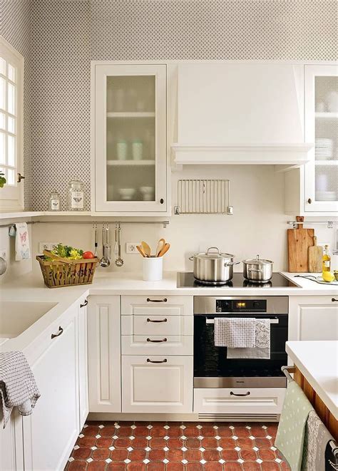 Si uno se remitiera a la llamada modernidad en los años '70 se encontraría otra alternativa muy de moda es el uso de cemento alisado o cerámicos que imitan tablas de madera. Cocina pequeña moderna en color blanco. Si tu cocina está ...